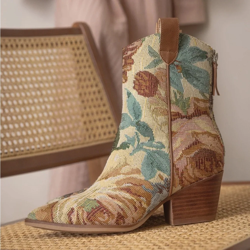 NWT Vintage Floral jacquard tapestry western Boot- vegan leather New Kaiya boots